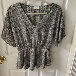 V neck three button pattern shirt